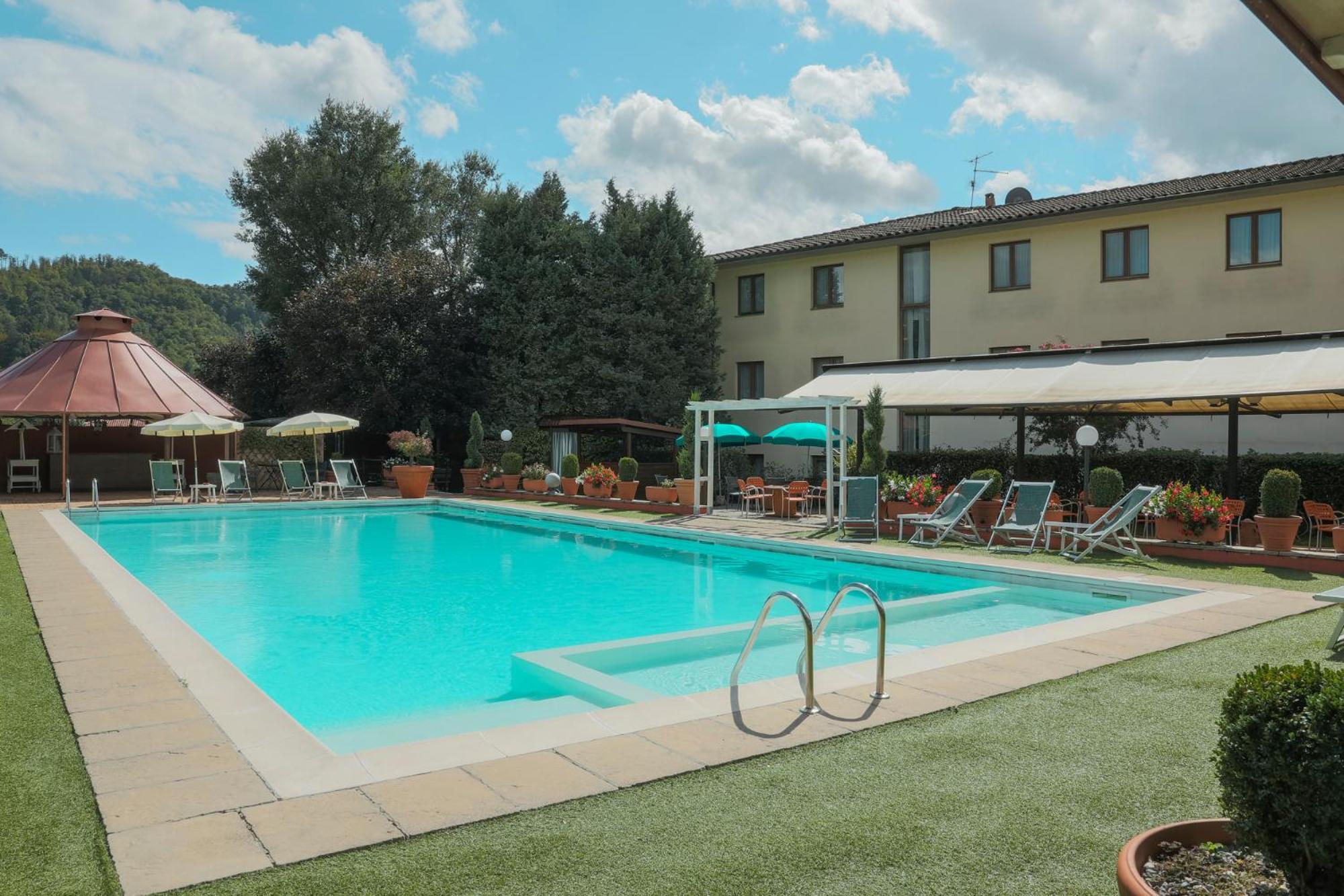 Hotel Ristorante La Lanterna Castelnuovo di Garfagnana Exteriör bild